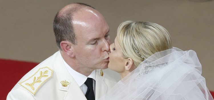 El beso de Alberto de Mónaco y Charlene Wittstock en la boda religiosa