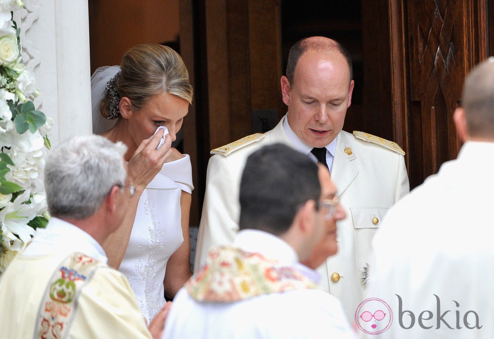 Charlene Wittstock se limpia las lágrimas a su salida de Santa Devota