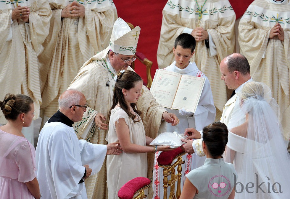 Alexandra de Hannover lee en la boda de Alberto de Mónaco