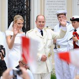 Charlene y Alberto de Mónaco salen de Santa Devota