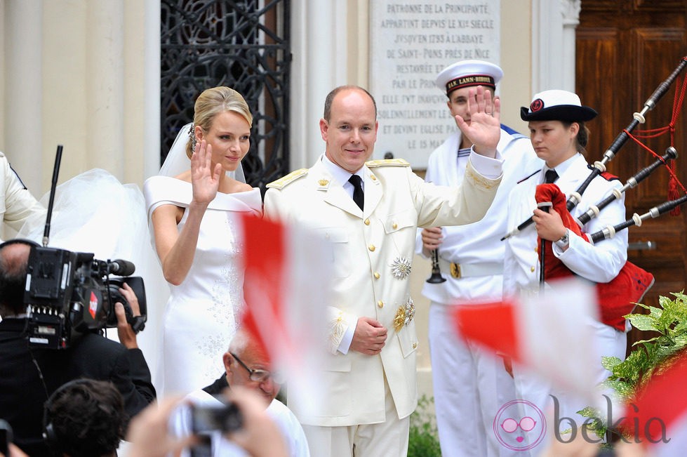 Charlene y Alberto de Mónaco salen de Santa Devota