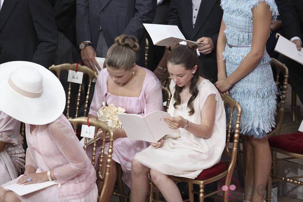 Las primas Alexandra de Hannover y Camille Gottlieb en la boda religiosa