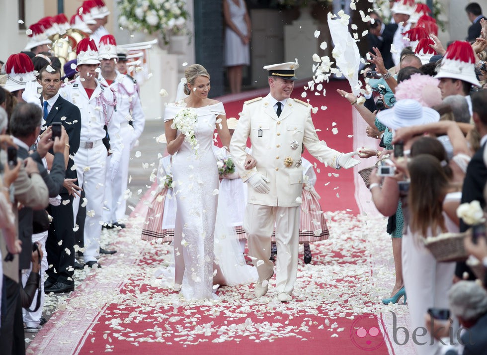 Alberto y Charlene de Mónaco caminan entre pétalos de rosa