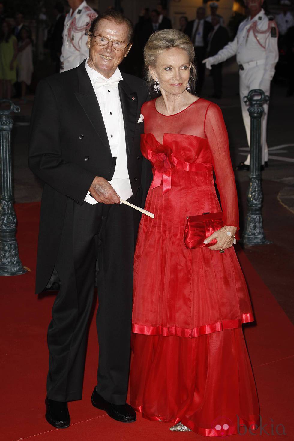 Roger Moore y Kristina Tholstrup en la cena de gala de la boda de Alberto de Mónaco