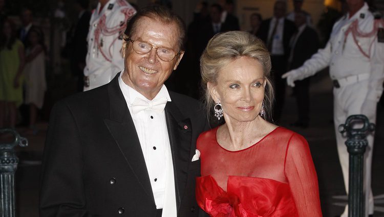 Roger Moore y Kristina Tholstrup en la cena de gala de la boda de Alberto de Mónaco