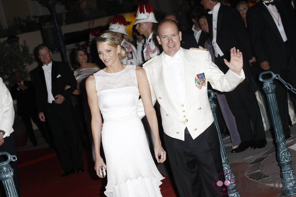 Charlene y Alberto saludan a los asistentes a la cena de gala tras su boda