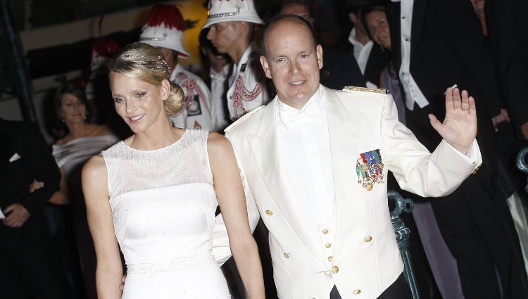 Charlene y Alberto saludan a los asistentes a la cena de gala tras su boda