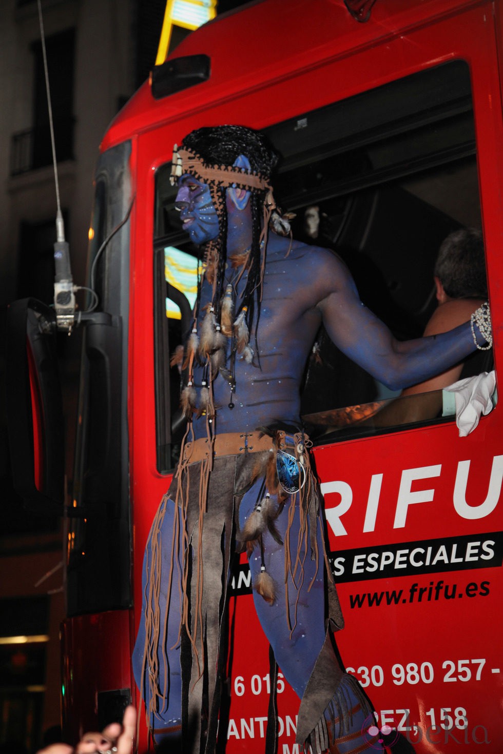 Hombre pintado de azul en el Orgullo Gay