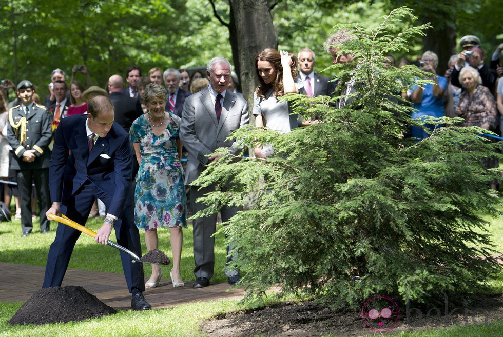 El Príncipe Guillermo planta un árbol en Canadá