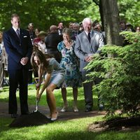 Catalina de Cambridge planta un árbol en Canadá