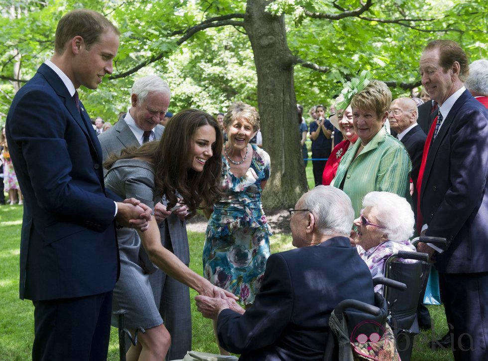 Los Duques de Cambridge saludan a unos ancianos en Canadá