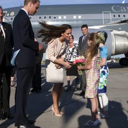 Los Duques de Cambridge saludan a unos niños en Prince Edward Island