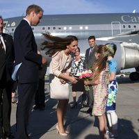 Los Duques de Cambridge saludan a unos niños en Prince Edward Island