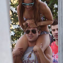 Ashley Tisdale y Zac Efron en la fiesta de cumpleaños de la actriz