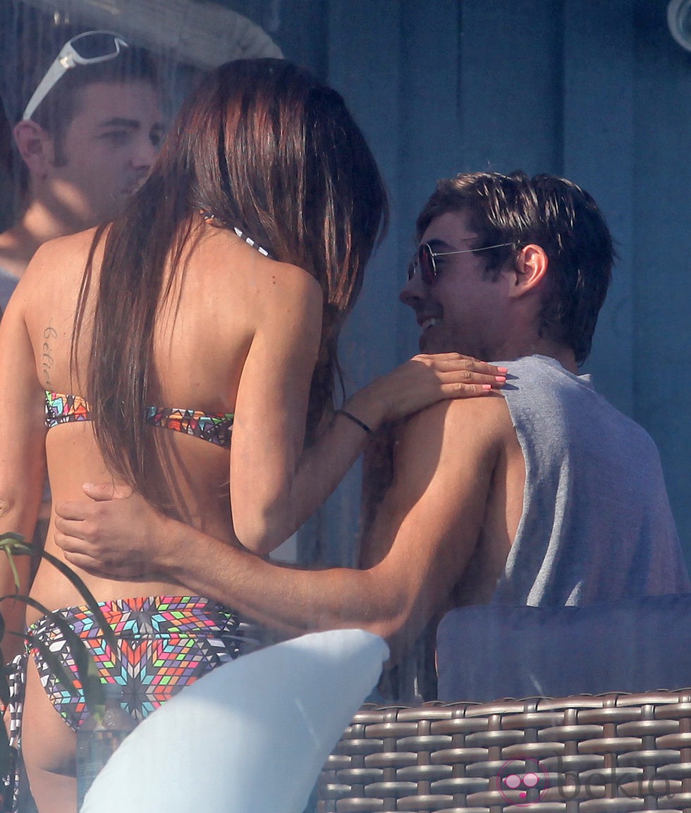 Zac Efron y Ashley Tisdale, cariñosos en la fiesta de cumpleaños de la joven