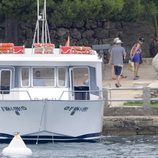 Leire Pajín junto a sus padres tras bajarse de un barco en Menorca