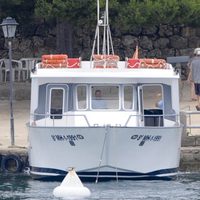 Leire Pajín junto a sus padres tras bajarse de un barco en Menorca