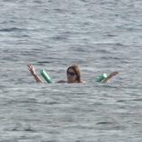 Carla Bruni disfruta del mar durante sus vacaciones en la Costa Azul