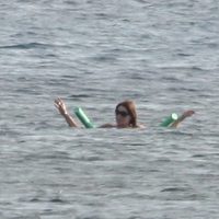 Carla Bruni disfruta del mar durante sus vacaciones en la Costa Azul