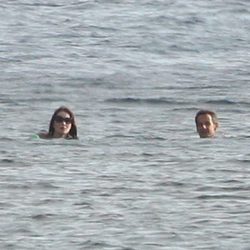 Carla Bruni y Nicolas Sarkozy bañándose en el Mediterráneo