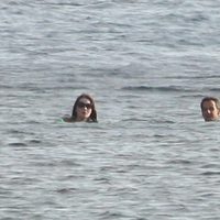 Carla Bruni y Nicolas Sarkozy bañándose en el Mediterráneo