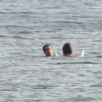 El Presidente y la Primera Dama de Francia bañándose en el mar