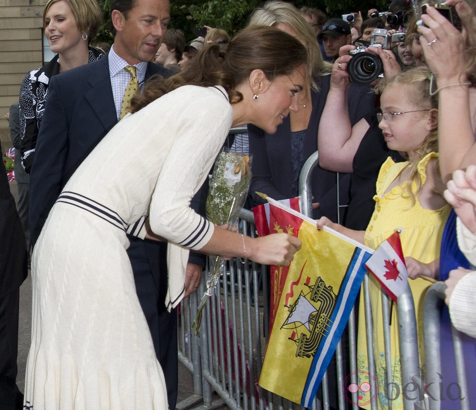 La Duquesa de Cambridge atiende a una niña en Charlottetown