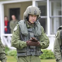 Guillermo de Inglaterra antes de pilotar un helicóptero en Canadá