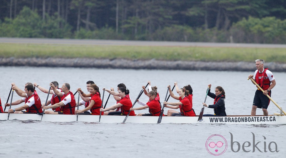 La Duquesa de Cambridge remando en el lago Dalvay