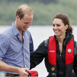 Guillermo y Catalina de Cambridge sonrientes en el lago Dalvay