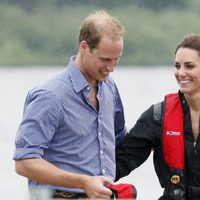 Guillermo y Catalina de Cambridge sonrientes en el lago Dalvay