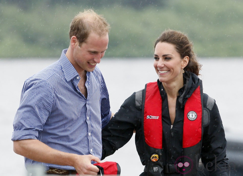 Guillermo y Catalina de Cambridge sonrientes en el lago Dalvay