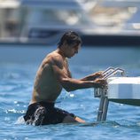 Rafa Nadal subiendo la escalerilla para acceder al barco en Ibiza