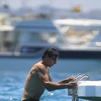 Rafa Nadal subiendo la escalerilla para acceder al barco en Ibiza