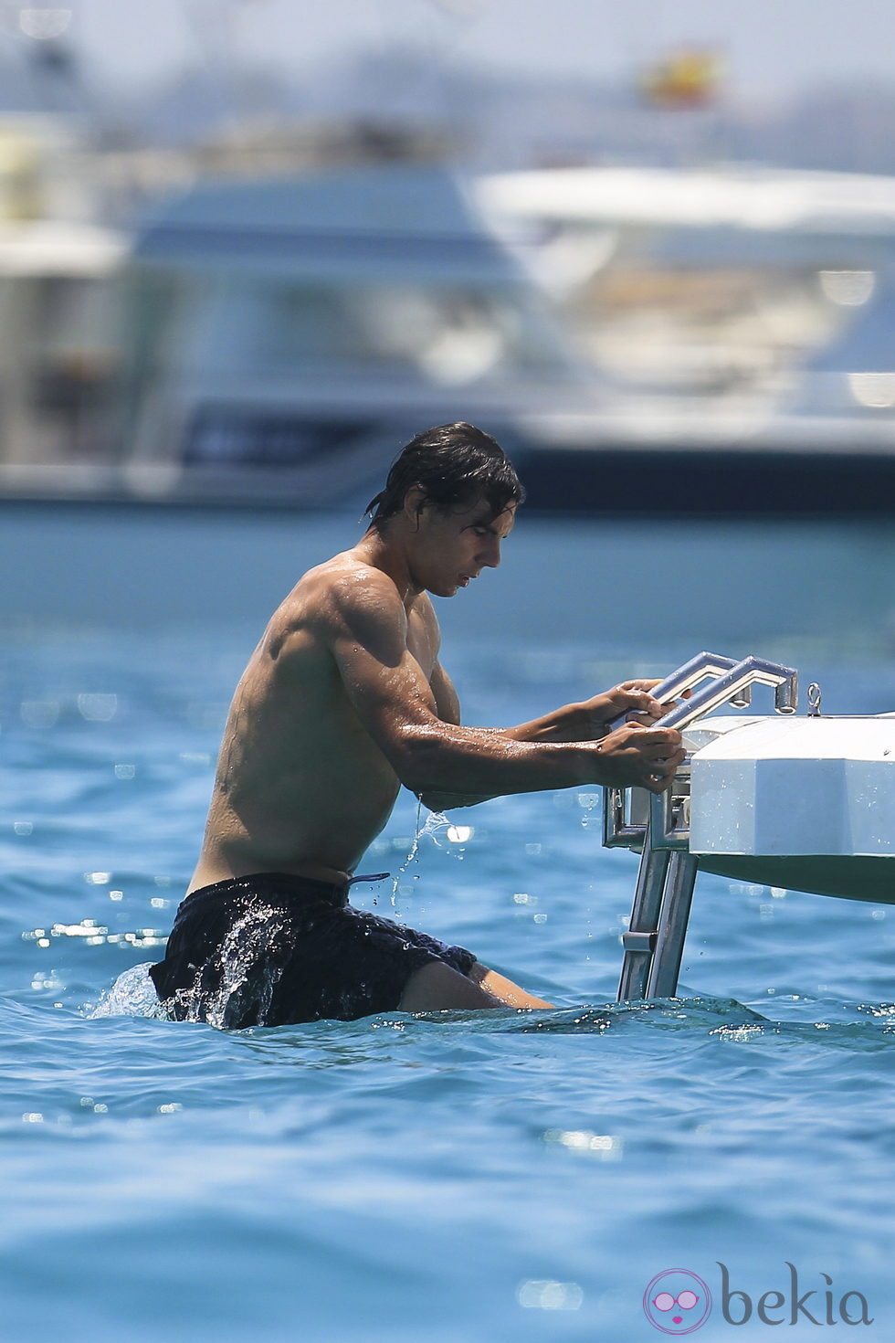 Rafa Nadal subiendo la escalerilla para acceder al barco en Ibiza