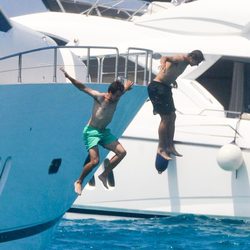 Rafa Nadal se tira desde el barco en Ibiza