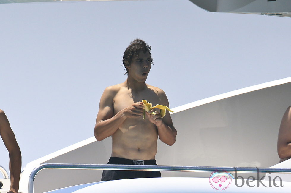 Rafa Nadal comiéndose un plátano en Ibiza