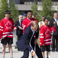 El Príncipe Guillermo juega al hockey en Canadá