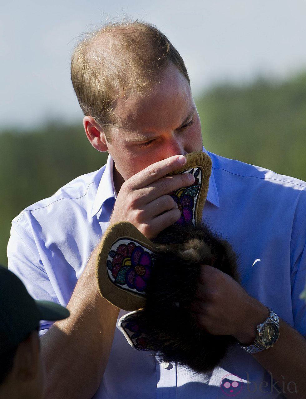 Guillermo de Cambridge huele piel en Lake Blatchford