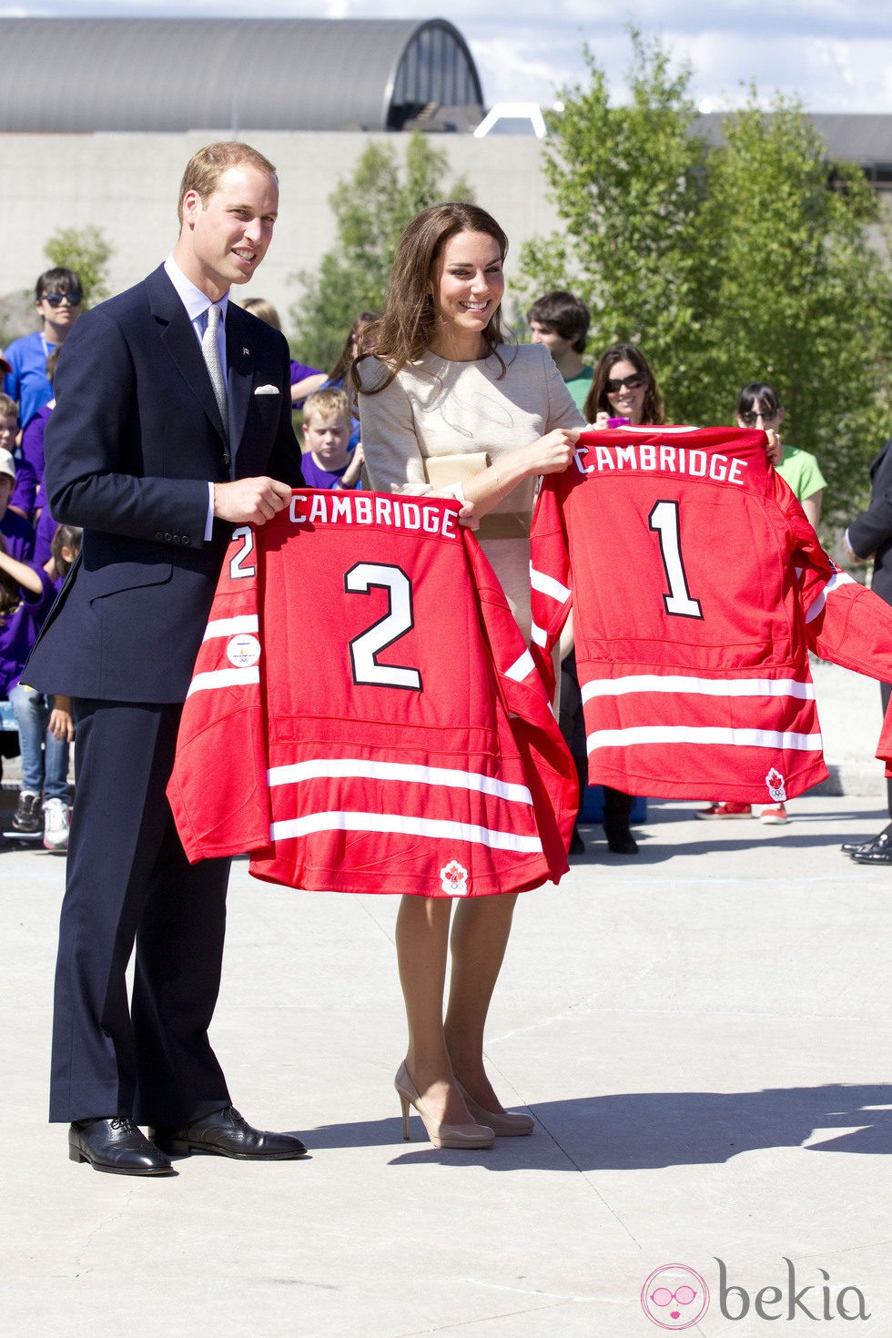 Los Duques de Cambridge con sus camisetas de hockey en Yellowknife