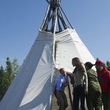 Los Duques de Cambridge salen de una teepee en Blatchford Lake