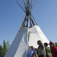 Los Duques de Cambridge salen de una teepee en Blatchford Lake