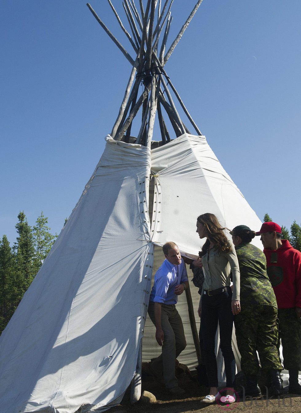 Los Duques de Cambridge salen de una teepee en Blatchford Lake