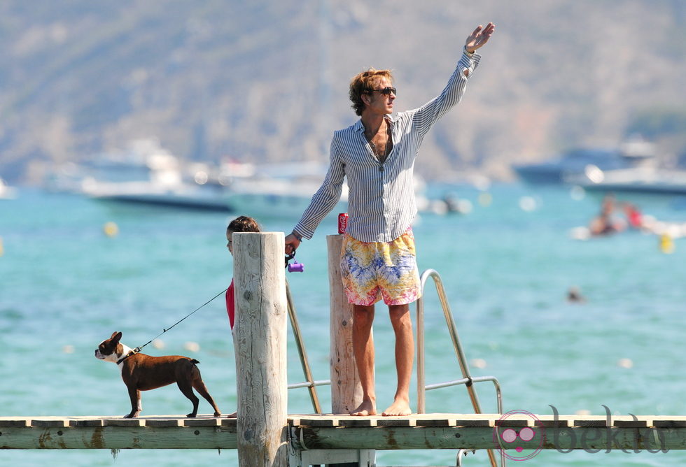 Andrea Casiraghi con un perro en Saint-Tropez