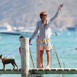 Andrea Casiraghi con un perro en Saint-Tropez