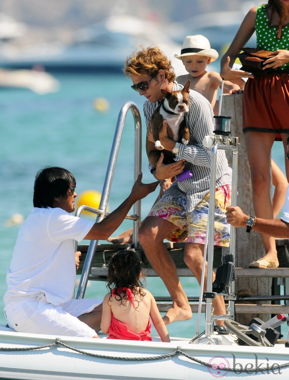 Andrea Casiraghi embarca con un perro en Saint-Tropez