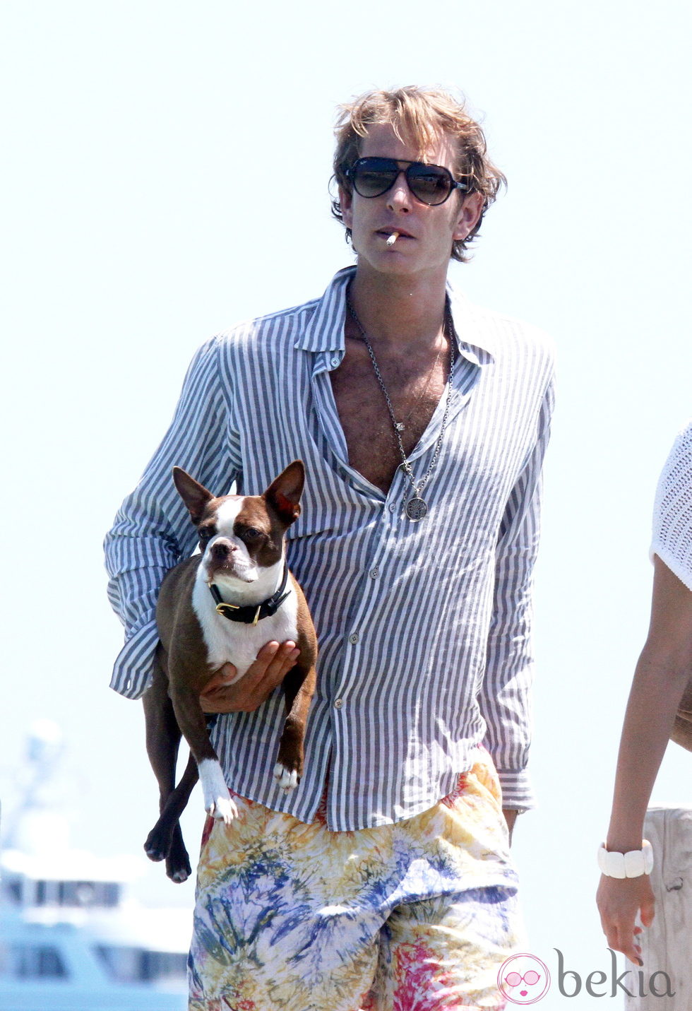 Andrea Casiraghi fumando y con un perro en Saint-Tropez