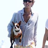 Andrea Casiraghi fumando y con un perro en Saint-Tropez