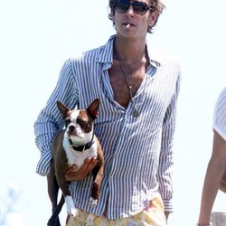 Andrea Casiraghi fumando y con un perro en Saint-Tropez