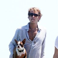 Andrea Casiraghi fumando y con un perro en Saint-Tropez